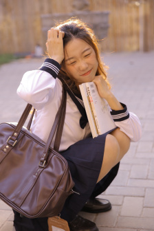 掀女生裙子